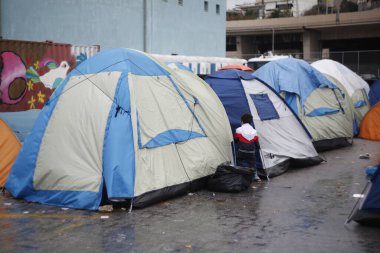 GREECE, Atina: Yunanistan 'ın Atina kentindeki Pire Limanı, 28 Mart 2016' da yaklaşık 5 bin kişi günlük yaşamlarını sürdürürken, Türkiye 'den gelen akın, o gün Atina' ya yalnızca 17 kişinin geldiği bildirildi..