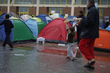 GREECE, Atina: Yunanistan 'ın Atina kentindeki Pire Limanı, 28 Mart 2016' da yaklaşık 5 bin kişi günlük yaşamlarını sürdürürken, Türkiye 'den gelen akın, o gün Atina' ya yalnızca 17 kişinin geldiği bildirildi..