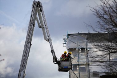 UNITED KINGDOM, Londra: İtfaiyeciler 28 Mart 2016 'da Londra' nın kuzeyinde Tottenham Mahallesi, Lealand Yolu 'nda Katie' nin vurduğu bir ev fırtınası üzerine kısmen çöken bir iskeleyi korumaya çalıştı.