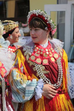 Dakovo 'daki festival sırasında Hırvat ulusal kostümlü insanlar