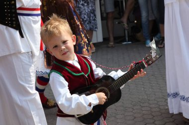 Dakovo 'daki festival sırasında Hırvat ulusal kostümlü insanlar
