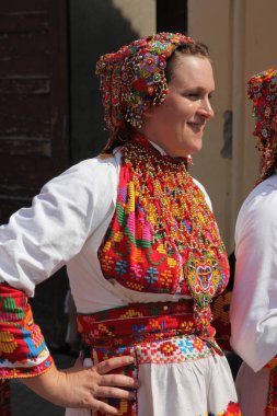 Sokaklarda Hırvat milli kostümleri giyen insanlar