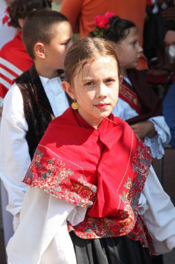 Sokaklarda Hırvat milli kostümleri giyen insanlar