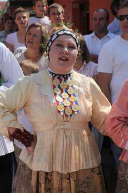 Sokaklarda Hırvat milli kostümleri giyen insanlar