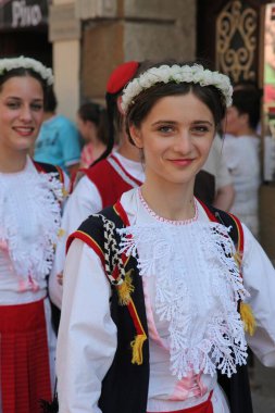 Sokaklarda Hırvat milli kostümleri giyen insanlar