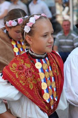 Dakovo 'daki festival sırasında Hırvat ulusal kostümlü insanlar