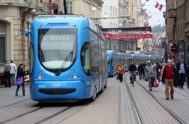 Zagreb şehir merkezinde mavi tramvaylar trafik sıkışıklığında kaldı