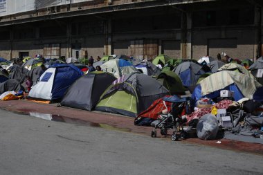 GREECE, Atina: Yunanistan 'ın Atina kentindeki Pire Limanı, 28 Mart 2016' da yaklaşık 5 bin kişi günlük yaşamlarını sürdürürken, Türkiye 'den gelen akın, o gün Atina' ya yalnızca 17 kişinin geldiği bildirildi..