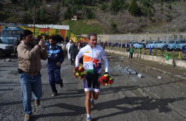 INDIA, Srinagar: Avustralyalı ultra maraton koşucusu Pat Farmer, Hindistan 'ın Srinagar kentinde 29 Mart 2016' da 4.400 kilometrelik koşusunu tamamladı