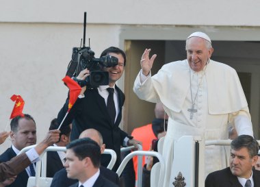 Vatikan - 9 Nisan 2016: Papa Francis Vatikan 'daki Saint-Peter Meydanı' nda yıldönümü seyircisine katıldı