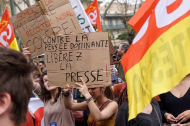 FRANCE, Nmes: Fransız hükümetinin planlanan çalışma yasası reformlarına karşı 31 Mart 2016 'da Nmes' te düzenlenen gösteride binlerce protestocu bayraklar ve sancaklar taşıyan protestocular yürüyüş yapıyor