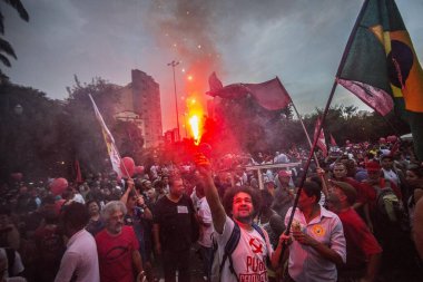 BRAZIL, Sao Paulo: Brezilya Cumhurbaşkanı Dilma Rousseff ve eski Cumhurbaşkanı Luiz Ignacio Lula da Silva 'yı destekleyen göstericiler 31 Mart 2016 tarihinde Sao Paulo, güneydoğu Brezilya' da Se Meydanı 'nda protesto ettiler