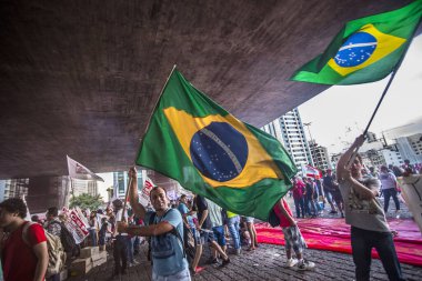 Brezilya, Sao Paulo - 1 Nisan 2016: Protestocular hepsinin üzerine tabela astılar! Yüzlerce insan, Güney Brezilya, Sao Paulo 'da bulunan Avenida Paulista' da Başkan Dilma Rousseff 'in görevden alınmasını ve erken seçimleri protesto ediyor.