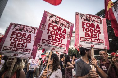 Brezilya, Sao Paulo - 1 Nisan 2016: Protestocular hepsinin üzerine tabela astılar! Yüzlerce insan, Güney Brezilya, Sao Paulo 'da bulunan Avenida Paulista' da Başkan Dilma Rousseff 'in görevden alınmasını ve erken seçimleri protesto ediyor.