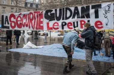 FRANCE, Paris: 2 Nisan 2016 'da Paris' teki Place de la Republique 'de düzenlenen Nuit Debout veya Standing Night Movement' a insanlar katıldı