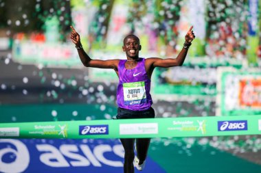 FRANCE, Paris - 3 Nisan 2016: Kenyalı Kotut Paris 'teki 40. Paris Maratonu sırasında bitiş çizgisini geçti.