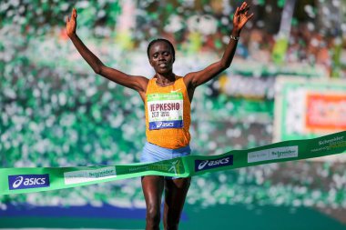 FRANCE, Paris - 3 Nisan 2016: Kenya Visiline Jepkesho Paris 'teki 40. Paris Maratonu sırasında bitiş çizgisini geçti. 