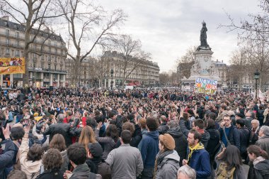 FRANCE, Paris: Nuit Debout veya Ayakta Gece Hareketi 'nin yüzlerce militanı, 4 Nisan 2016' da Paris 'teki Place de la Republique' de yaşanan gelişmeler hakkında oylama yapmak üzere genel bir toplantı düzenledi.