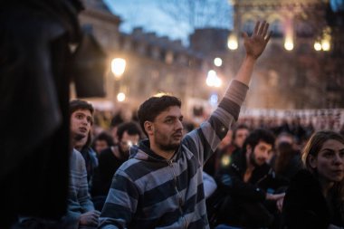 FRANCE, Paris: Nuit Debout veya Ayakta Gece Hareketi 'nin yüzlerce militanı, 4 Nisan 2016' da Paris 'teki Place de la Republique' de yaşanan gelişmeler hakkında oylama yapmak üzere genel bir toplantı düzenledi.