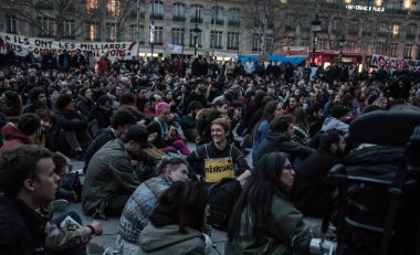 FRANCE, Paris: Nuit Debout veya Ayakta Gece Hareketi 'nin yüzlerce militanı, 4 Nisan 2016' da Paris 'teki Place de la Republique' de yaşanan gelişmeler hakkında oylama yapmak üzere genel bir toplantı düzenledi.