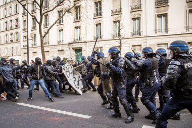 Fransa, Paris - 5 Nisan 2016: Paris 'te çevik kuvvet polisleriyle protestocular arasında çatışmalar çıktı. Lise öğrencileri hükümetin beşinci gün için planladığı iş hukuku reformlarına karşı gösteri düzenlediler