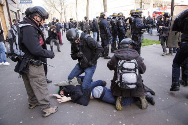Fransa, Paris - 5 Nisan 2016: Paris 'te çevik kuvvet polisleriyle protestocular arasında çatışmalar çıktı. Lise öğrencileri hükümetin beşinci gün için planladığı iş hukuku reformlarına karşı gösteri düzenlediler