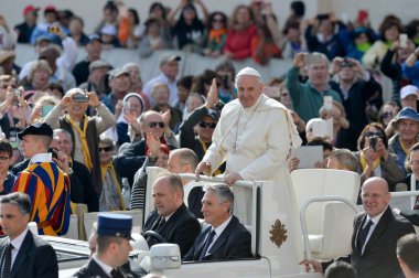 Vatikan - 9 Nisan 2016: Papa Francis Vatikan 'daki Saint-Peter Meydanı' nda yıldönümü seyircisine katıldı