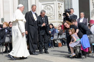 Vatikan - 9 Nisan 2016: Papa Francis Vatikan 'daki Saint-Peter Meydanı' nda yıldönümü seyircisine katıldı