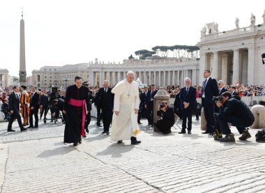 Vatikan - 9 Nisan 2016: Papa Francis Vatikan 'daki Saint-Peter Meydanı' nda yıldönümü seyircisine katıldı