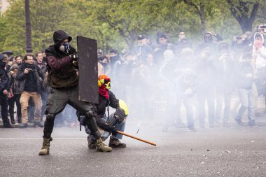 FRANCE, Paris: Protestocular, 9 Nisan 2016 'da Fransa' nın Paris kentinde planlanan çalışma reformlarına karşı düzenlenen gösterinin sonunda çevik kuvvet polisiyle yaşanan çatışmalar sırasında bir araya geldiler..    