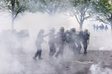 Fransa 'da işçi gösterileri sırasında kalabalık ayaklanmalar çıktı.