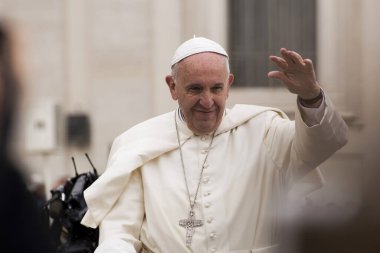 Papa Francis, Vatikan 'ın Vatikan kentindeki Vatikan Meydanı' ndaki Aziz Peter Meydanı 'nda haftalık seyircilerinin ardından 4 Kasım 2015' te kalabalığın arasında yer alıyor..