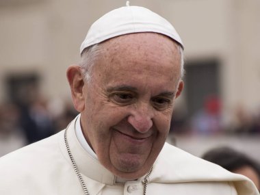 Papa Francis, Vatikan 'ın Vatikan kentindeki Vatikan Meydanı' ndaki Aziz Peter Meydanı 'nda haftalık seyircilerinin ardından 4 Kasım 2015' te kalabalığın arasında yer alıyor..