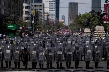 MEXICO, Mexico City: Devrimci Emiliano Zapata 'nın ölüm yıldönümünün ertesi günü yüzlerce kişi Mexico City' de yürüyüş yaparak çok sayıda yerli halkın arzularına dikkat çekti