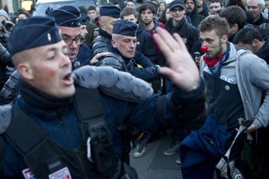 Paris 'te kalabalık gösteri 