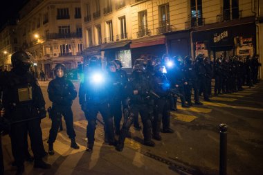 FRANCE, Paris: Fransız polis memurları, 12 Nisan 2016 'da Paris' in 2. Bölgesi 'ndeki bir polis karakolu önünde düzenlenen bir gece gösterisinde protestocularla karşı karşıya. Protestocular günün erken saatlerinde tutuklanan bir öğrencinin serbest bırakıldığını iddia ediyorlar..