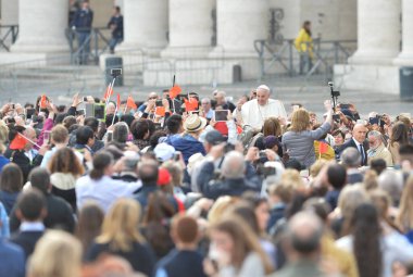 VATICAN, Roma: Papa Francis 'in 13 Nisan 2016' da Vatikan 'daki St. Peter Meydanı' ndaki haftalık genel seyircisine Papa Mobile 'de binişini izleyen bir kalabalık görülüyor