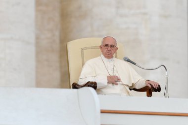 VATICAN, Roma: Papa Francis 'in 13 Nisan 2016' da Vatikan 'daki St. Peter Meydanı' ndaki haftalık genel seyircisine Papa Mobile 'de binişini izleyen bir kalabalık görülüyor