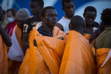İtalya, Palermo - 13 Nisan 2016: Çoğu Kuzey Afrikalı göçmenler ve mülteciler, Palermo limanındaki Frontex görevine katılan Norveç bayraklı bir gemi olan Siem Pilot 'tan karaya çıktılar