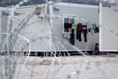 GREECE, Skaramagas: Yunanistan 'da binlerce mülteci mahsur kalırken, 14 Nisan 2016' da Atina yakınlarındaki Skaramagas 'taki yeni bir kampta 1000 kişilik ev hizmeti veren çok sayıda depolama konteynırından birinde bir aile oturuyor.