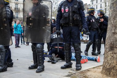 Fransa 'da işçi gösterileri sırasında kalabalık ayaklanmalar çıktı.