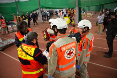 FRANCE, Toulouse: Yurttaşlar, sağlık personeli, itfaiyeciler ve kurtarma ekipleri, 14 Nisan 2016 