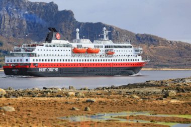 Denizde büyük bir geminin manzarası.