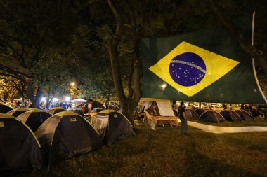 SAO PAULO, BRAZIL - 13 Mart 2015: Brezilya 'daki yolsuzluğu protesto eden ve Cumhurbaşkanı Dilma Rousseff' in görevden alınmasını ve siyasi partisinin görevden alınmasını isteyen kalabalık                