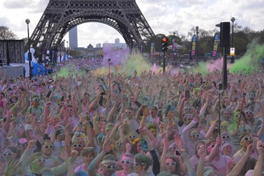Paris, Fransa - 13 Nisan 2014: Renk çalıştırmak Paris sokaklarda, kimliği belirsiz insanların kalabalıklar. Renk çalıştırmak dünya çapında barındırılan eğlenceli bir yarış