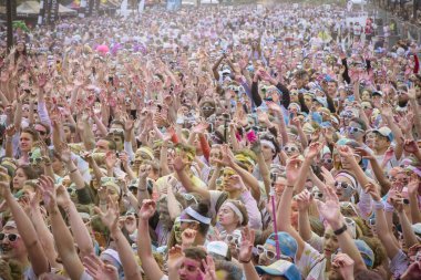 Fransa: 17 Nisan 2016 'da Paris' te Sephora tarafından işletilen Renk Turnuvası katılımcılarına renkli pigmentler atan bir gönüllü