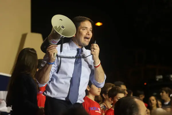 Florida Senatörü ve Cumhuriyetçi başkan adayı Marco Rubio, önemli seçimler arifesinde 14 Mart 2016 'da Miami, Florida' da bir miting düzenledi. 
