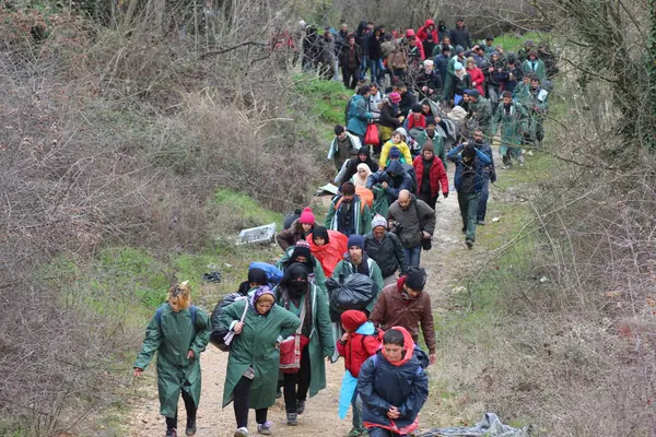 Grecia Idomeni Marzo 2016 Migranti Rifugiati Attraversano Fiume Piena Macedonia — Foto Stock