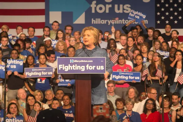 美国西棕榈滩 民主党总统候选人 前国务卿希拉里 克林顿在2016年3月15日的初选之夜发表讲话 — 图库照片