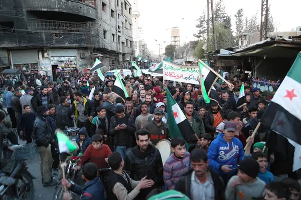 Syria Saqba Hundrevis Syrere Holder Før Baath Syrisk Flagg Som – stockfoto